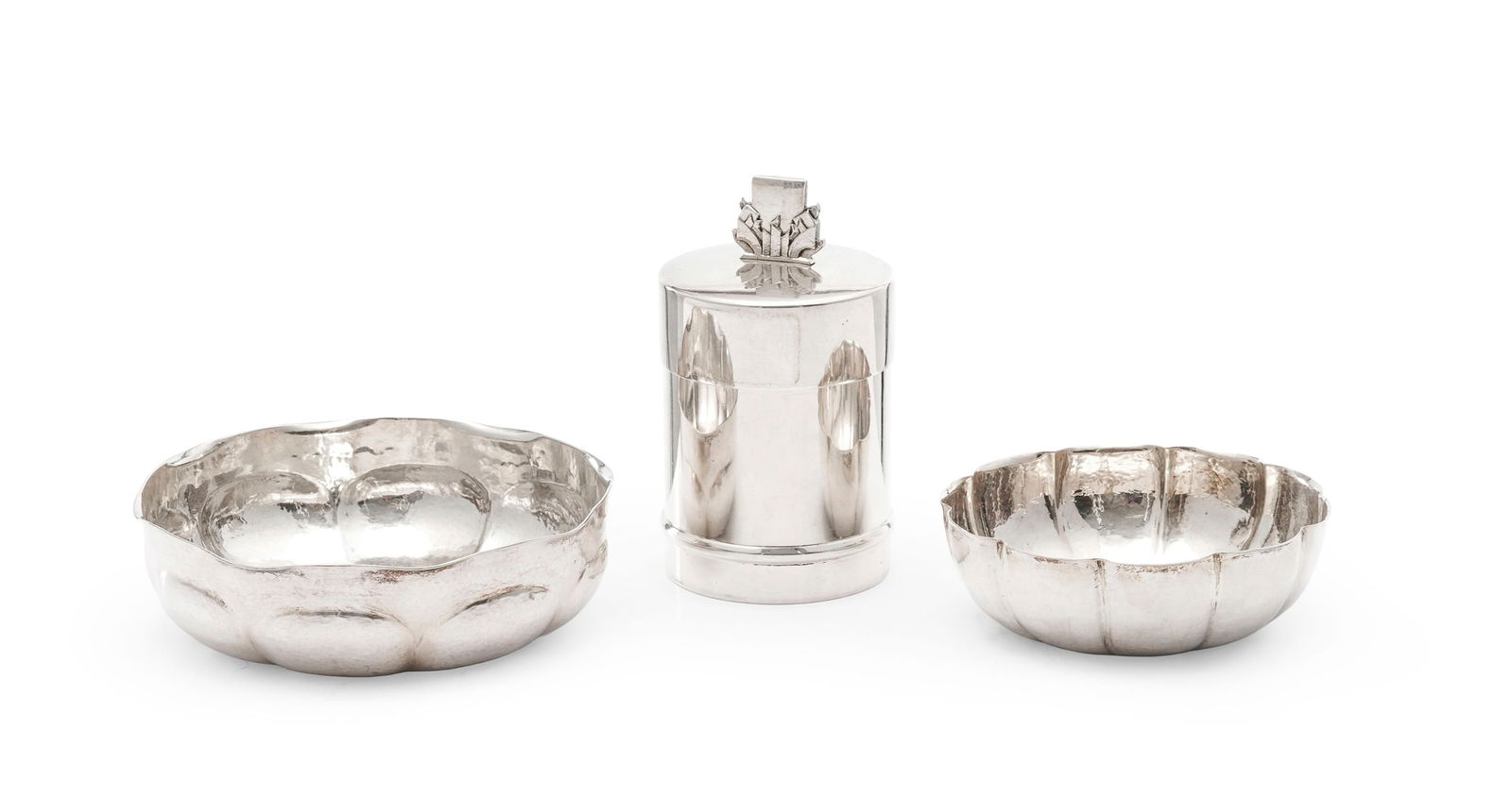 Ensemble de 3 pièces en argent 800 et 925, par Ernest Rothlisberger, Neuchâtel, XXe s., co: Ensemble de 3 pièces en argent 800 et 925, par Ernest Rothlisberger, Neuchâtel, XXe s., comprenant: 1 boîte cylindrique, 1 coupelle polylobée et 1 coupelle, diam. 9 et 11,5 cm, h.