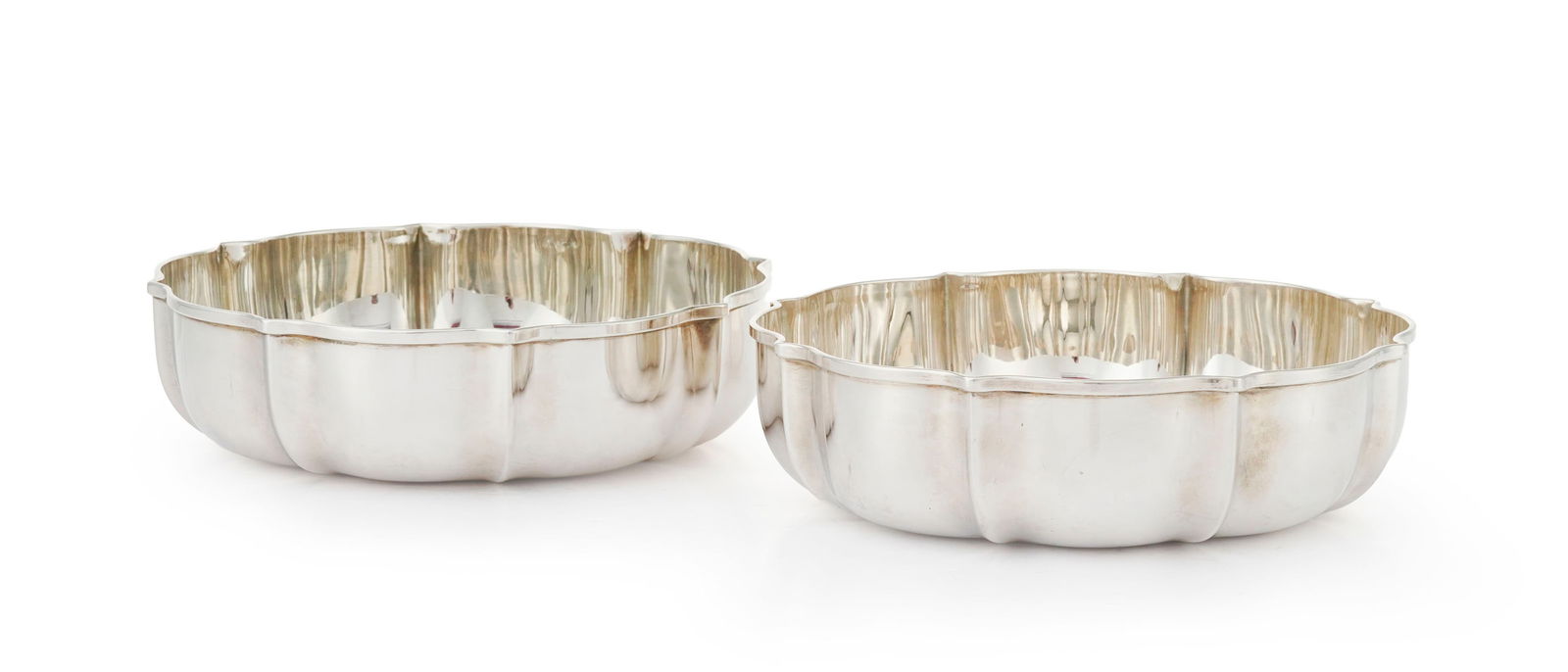 Paire de coupes à côtes pincées en argent 800, Italie, XXe s., unies, diam. 20 cm, 63: Paire de coupes à côtes pincées en argent 800, Italie, XXe s., unies, diam. 20 cm, 635g Provenance: Château de Bellerive, Collonges-Bellerive, Genève