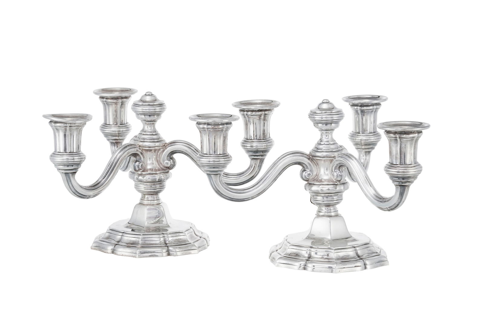 Paire de candélabres à 3 bras de lumière en argent 925, Collet, Genève, XXe s., : Paire de candélabres à 3 bras de lumière en argent 925, Collet, Genève, XXe s., à décor de filets, lestés, h. 16,5 cm Condition présence d'une fissure sur un f&