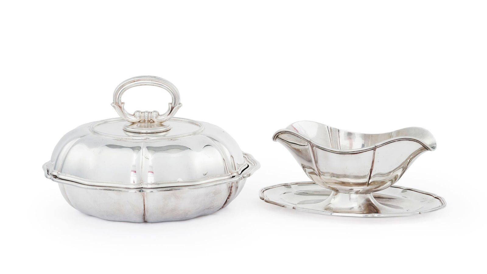 Ensemble d'1 légumier et 1 saucière sur présentoir festonnés en argent 800 Jezle: Ensemble d'1 légumier et 1 saucière sur présentoir festonnés en argent 800 Jezler, à décor de filets, 1360g