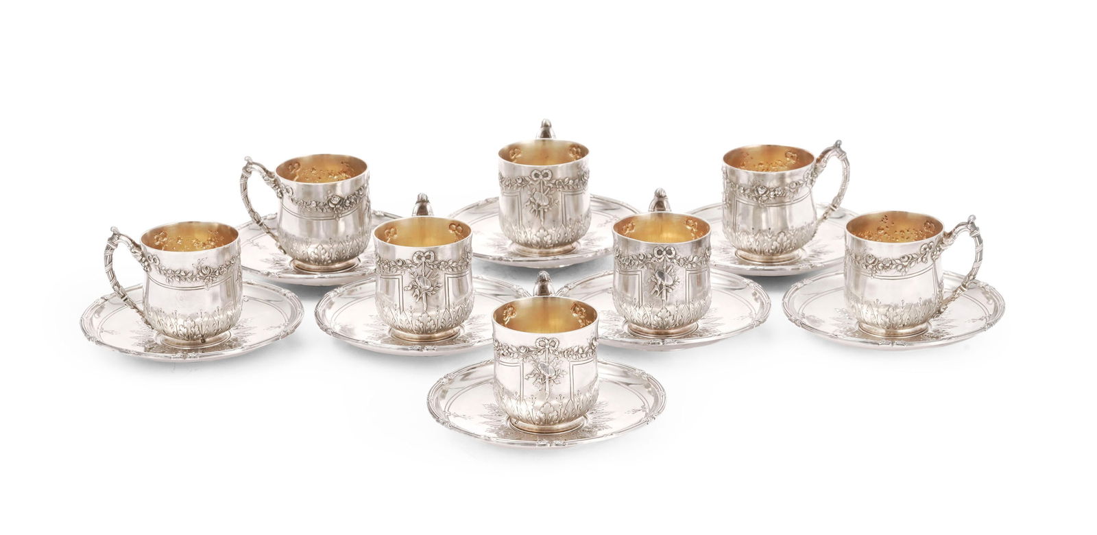 Suite de 8 tasses à café en argent et vermeil Minerve 1er titre, par Hénin & Cie, Par: Suite de 8 tasses à café en argent et vermeil Minerve 1er titre, par Hénin & Cie, Paris, XIXe s., à décor repoussé de guirlandes florales et feuillage, h. 5,5 cm, dia