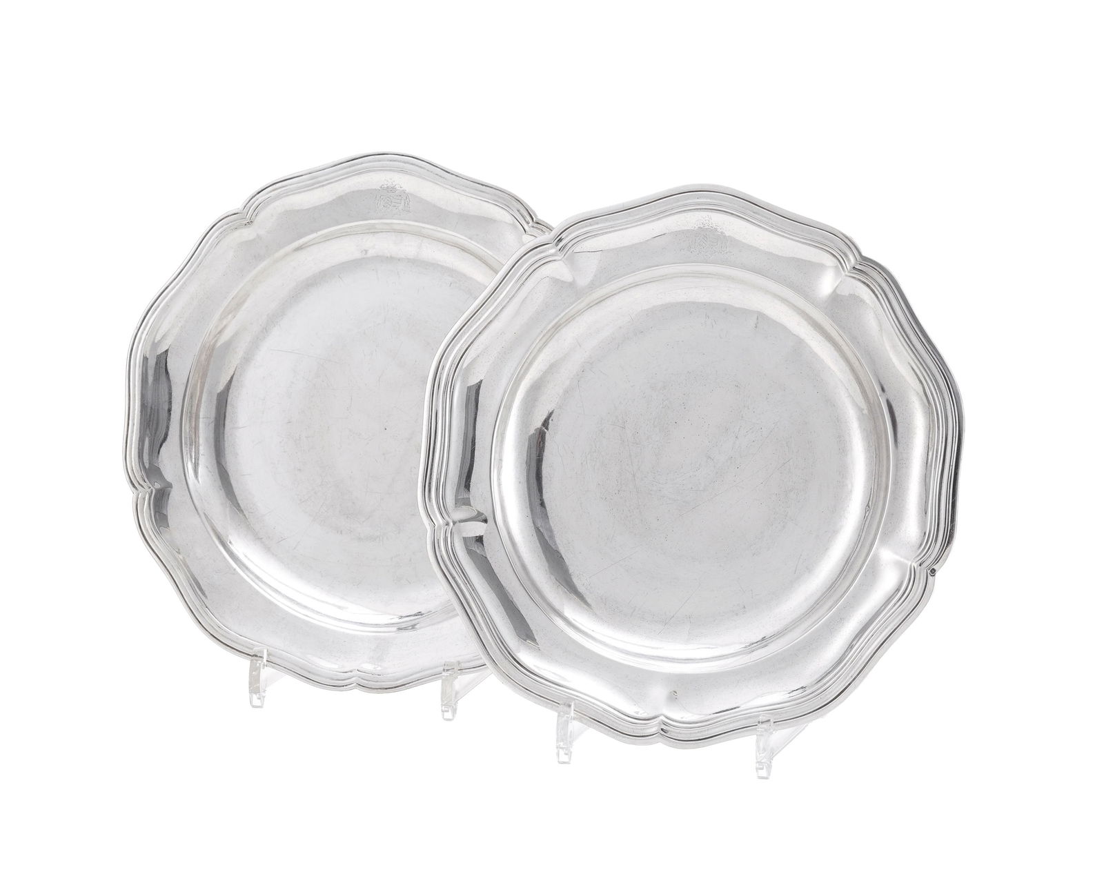 Ensemble de 2 plats ronds festonnés en argent Minerve 1er titre, gravés d'armoiries d'alli: Ensemble de 2 plats ronds festonnés en argent Minerve 1er titre, gravés d'armoiries d'alliance La Rochefoucauld, diam. 27,5 et 28 cm, 1175g Provenance: famille La