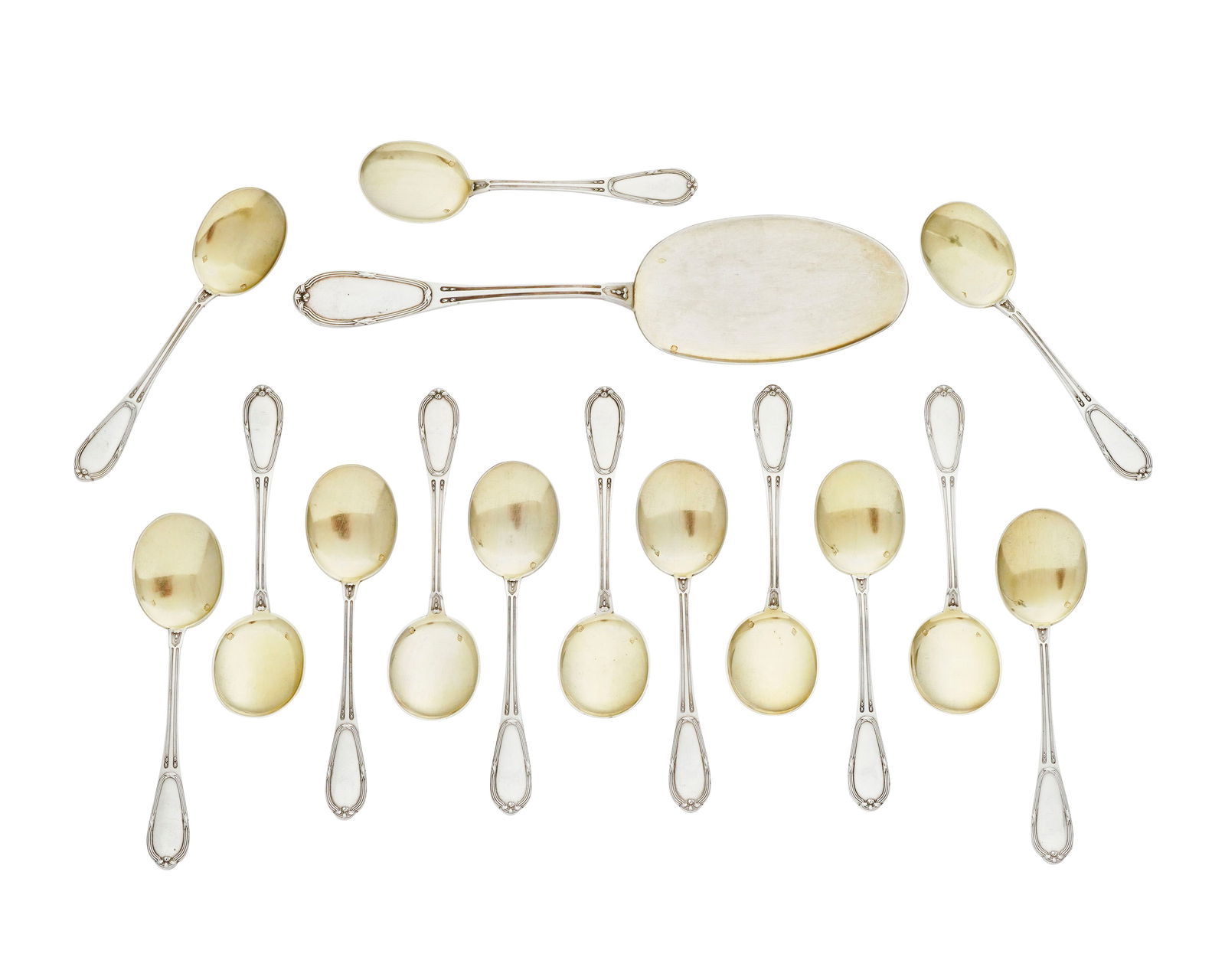Ensemble de 14 cuillers à glace et 1 cuiller de service en argent et vermeil Minerve 2ème : Ensemble de 14 cuillers à glace et 1 cuiller de service en argent et vermeil Minerve 2ème titre, par Olier et Caron, Paris, 1910-1936, à décor de rubans croisés, 520g 