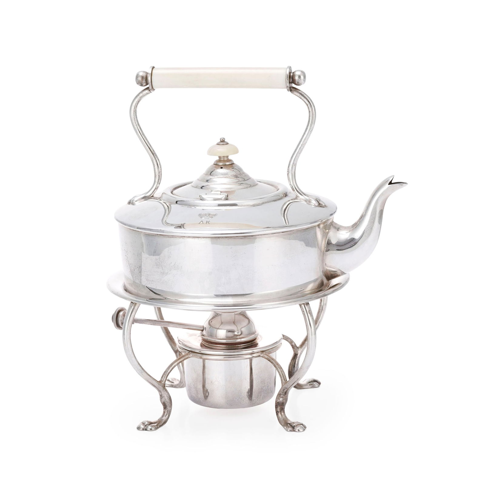 Théière sur réchaud en argent, par Asprey & Co Ltd, Birmingham, 1933, unie, gravé: Théière sur réchaud en argent, par Asprey & Co Ltd, Birmingham, 1933, unie, gravée AK surmontée d'une couronne, réchaud en métal argenté, prise et anse en i
