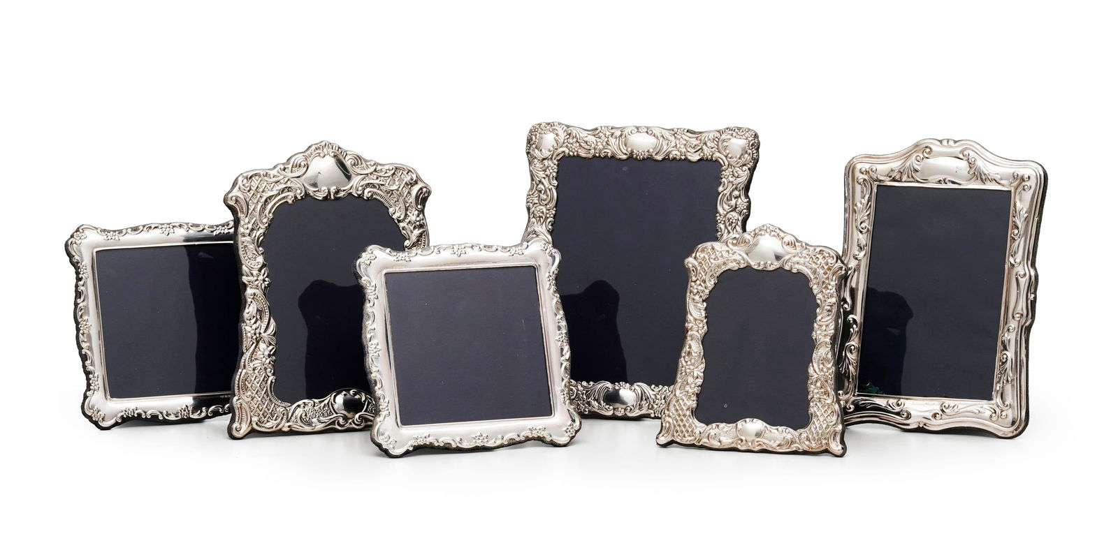 Ensemble de 6 cadres en argent anglais, XXe s., diverses formes et décors, revers en velours bl (1 of 1)