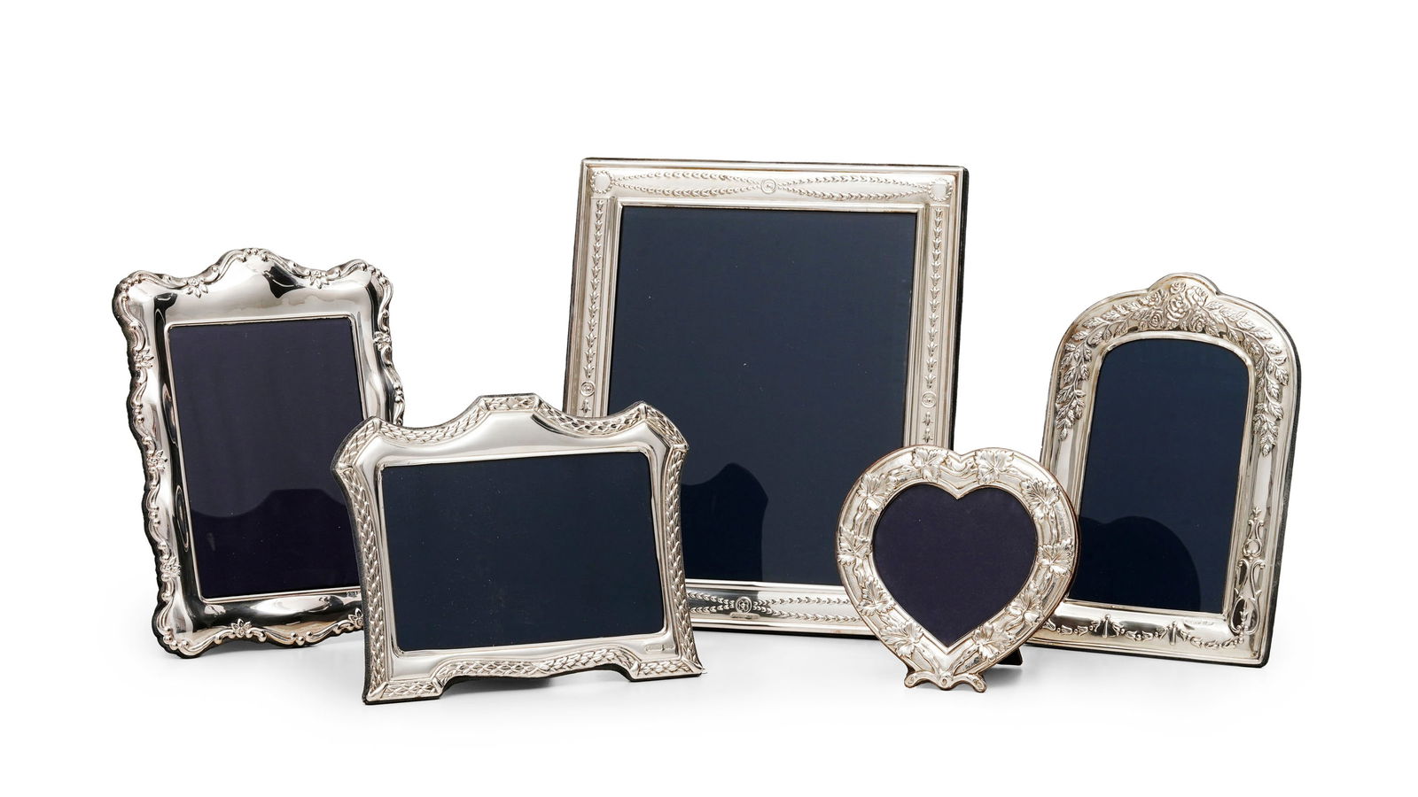 Ensemble de 5 cadres en argent anglais et métal argenté, XXe s., diverses formes et dé (1 of 1)