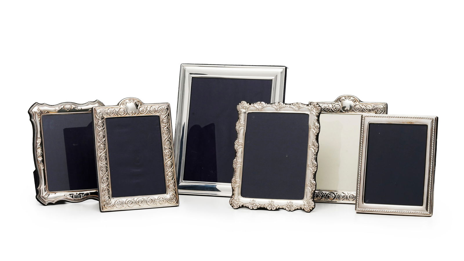 Ensemble de 6 cadres en argent anglais, XXe s., diverses formes et décors, revers en velours bl (1 of 1)