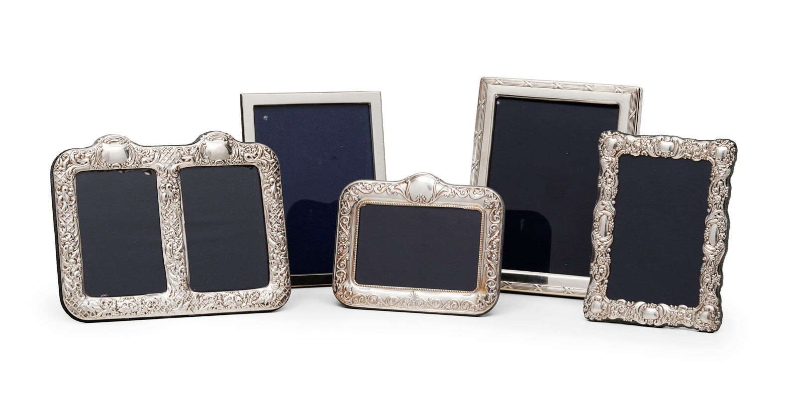 Ensemble de 5 cadres en argent anglais et italien, XXe s., diverses formes et décors, revers en (1 of 1)