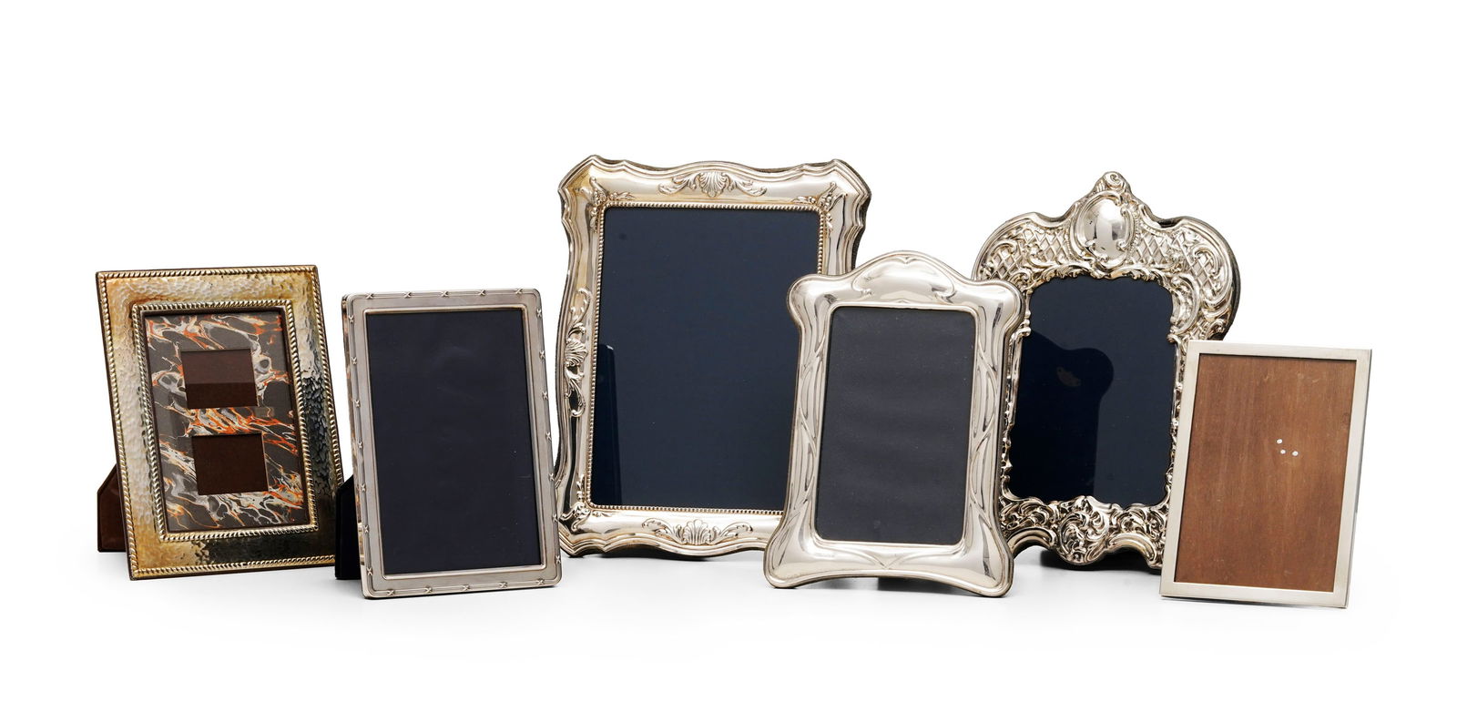 Ensemble de 6 cadres en argent anglais, XXe s., diverses formes et décors, revers en velours bl (1 of 1)