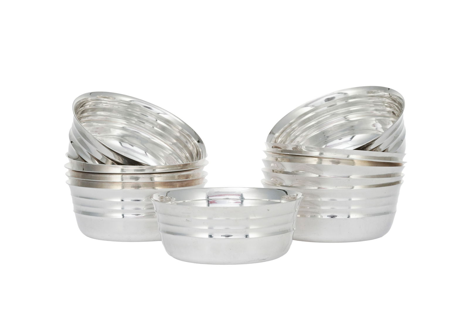 Suite de 12 coupelles en argent, par James Dixon & Sons Ltd, Sheffield, 1937, diam. 11 cm, h. 4,5 cm: Suite de 12 coupelles en argent, par James Dixon & Sons Ltd, Sheffield, 1937, diam. 11 cm, h. 4,5 cm, 1325g Conditionchoc sur une coupelle microrayures d'usage général 