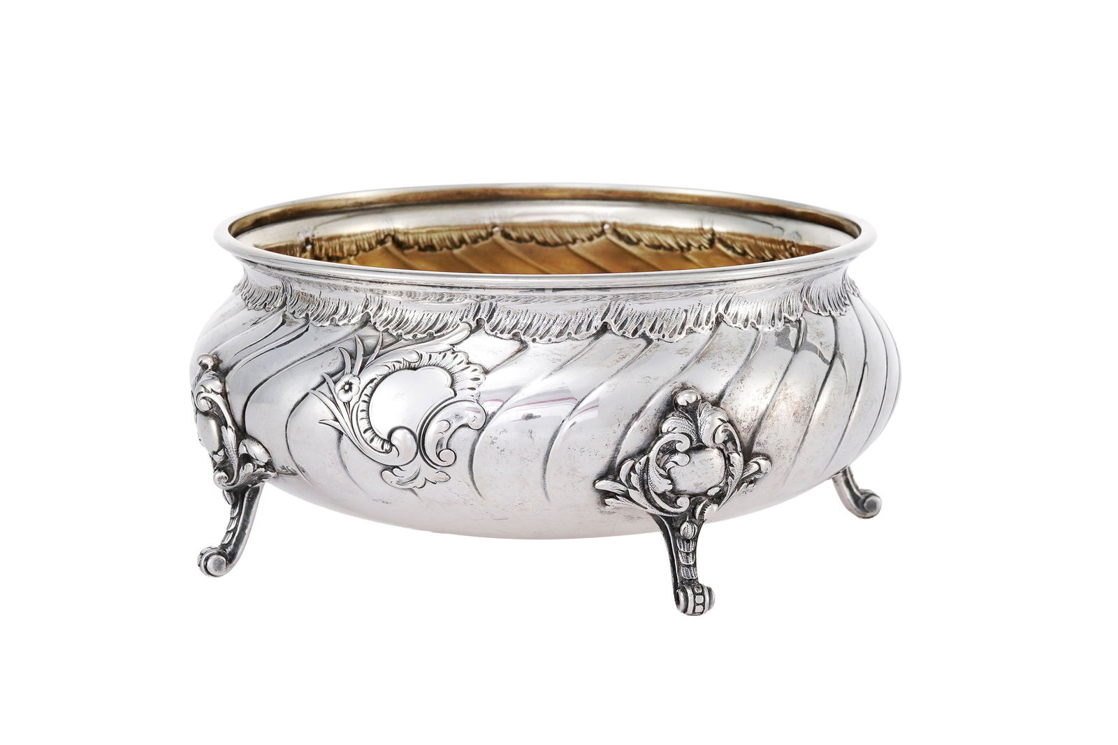 Coupe à bonbons quadripode en argent 800, Allemagne, style Rocaille, diam. 14 cm, h. 7 cm290g: Coupe à bonbons quadripode en argent 800, Allemagne, style Rocaille, diam. 14 cm, h. 7 cm290g 