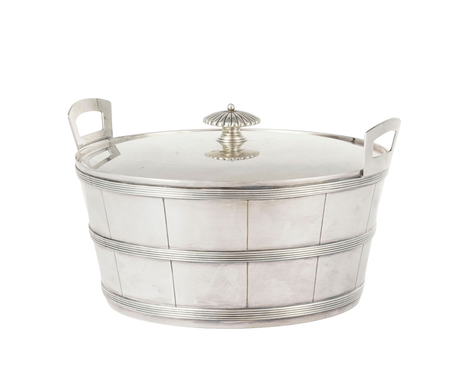 Panier couvert en argent, porte les poinçons de Carl Siewers, St Pétersbourg, 1847, S.P. B: Panier couvert en argent, porte les poinçons de Carl Siewers, St Pétersbourg, 1847, S.P. Burg, dans le forme d'un seau en bois, 84 ztns, diam. 24 cm h. 11 cm (sans anses), 1360g Condition Il