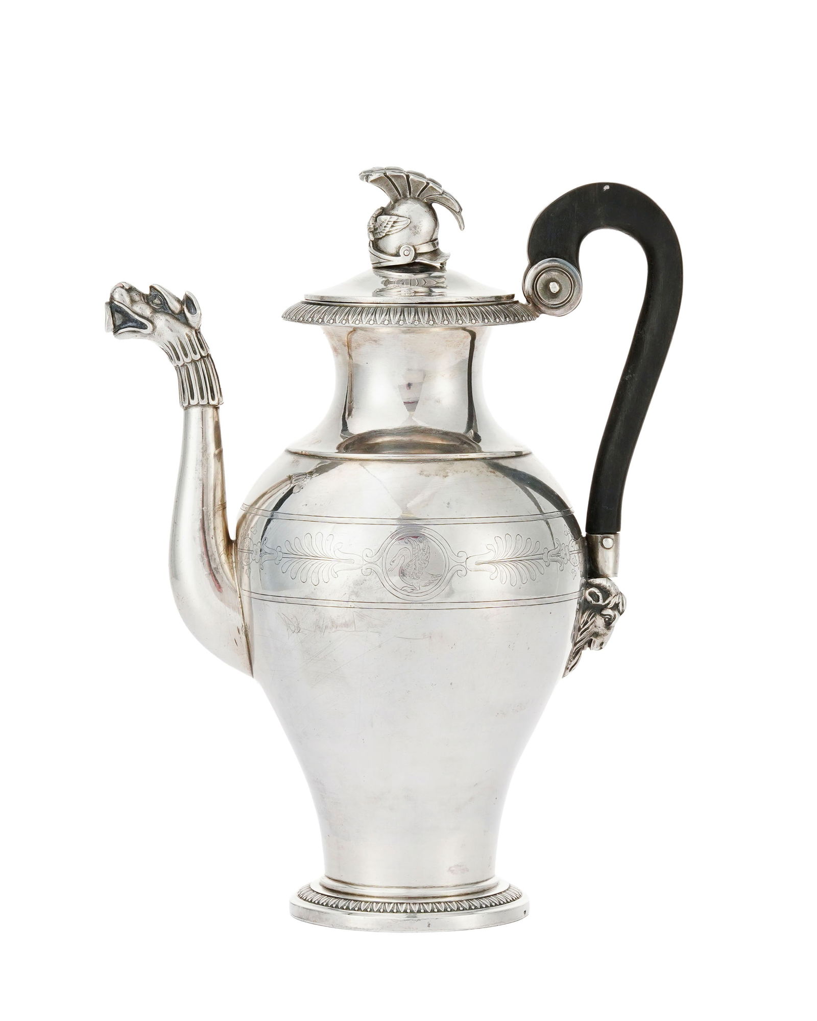 Verseuse en argent Coq 1er titre, Paris, 1798-1809, à décor de gravé et ciselé d: Verseuse en argent Coq 1er titre, Paris, 1798-1809, à décor de gravé et ciselé de feuilles d'eau, la prise en forme de casque et le bec-verseur zoomorphe, h. 19 cm, brut 460g 