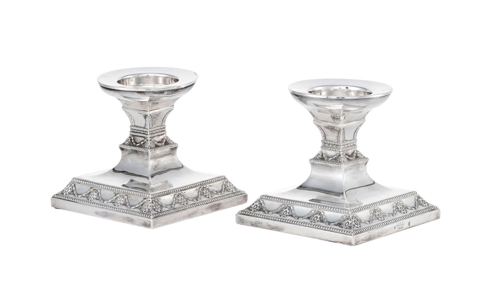 Paire de bases de photophores en argent Minerve 1er titre, par Odiot et Prévost & Cie, Paris,18: Paire de bases de photophores en argent Minerve 1er titre, par Odiot et Prévost & Cie, Paris,1894-1906, à décor de style Louis XVI, lestés, h. 11 cm Condition présence d'u