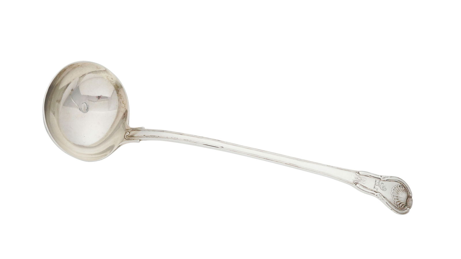 Louche de service d'époque George III en argent, par Simon Levy, Exeter, 1817, motif coquille e: Louche de service d'époque George III en argent, par Simon Levy, Exeter, 1817, motif coquille et volutes, gravée d'un lion héraldique, long. 36 cm, 325g Provenance: Château de Bell