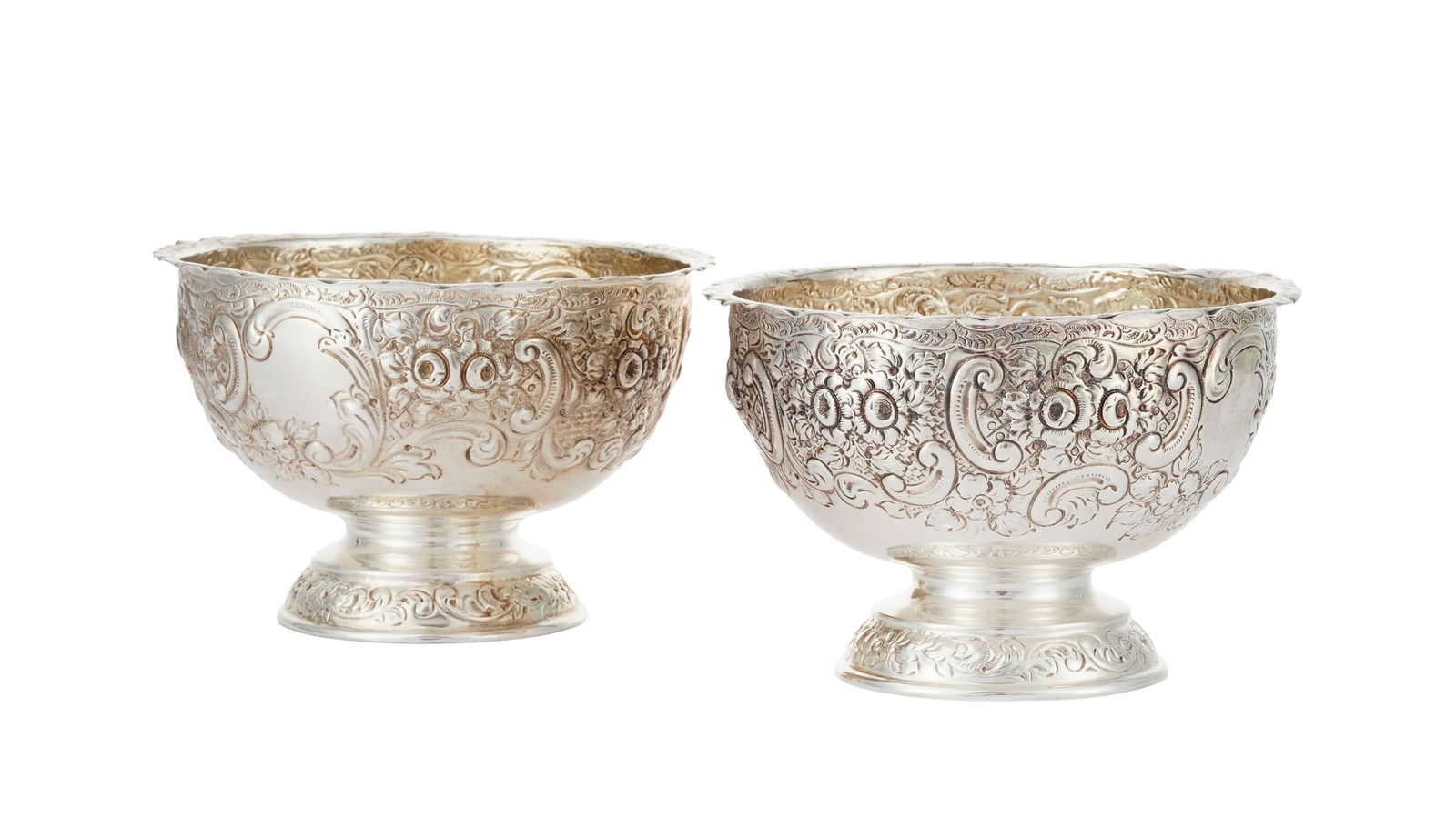 Paire de coupes sur talon d'époque Victorienne en argent, Londres, 1899, à riche déco: Paire de coupes sur talon d'époque Victorienne en argent, Londres, 1899, à riche décor repoussé de volutes, fleurs et treillage, h. 11,5 cm, diam. 17 cm, 615g Provenance: Chât