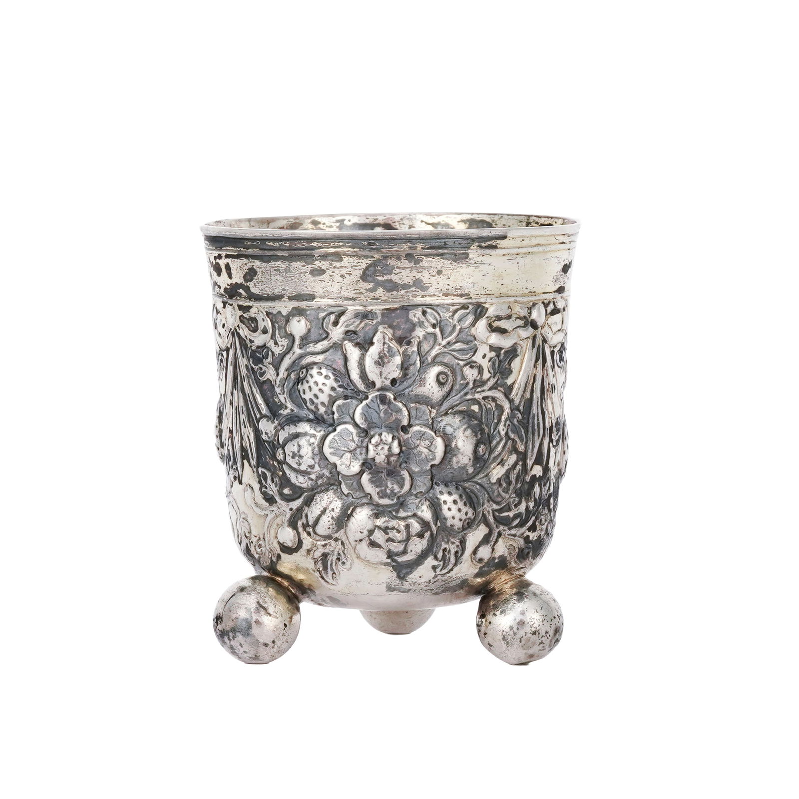 Timbale à 3 pieds boules en argent, Erlau, XVIIIe s., à décor de fruits et fleurs, in: Timbale à 3 pieds boules en argent, Erlau, XVIIIe s., à décor de fruits et fleurs, intérieur en vermeil, poinçons maîter-orfèvre IM (Josef Moser?), h. 7,5 cm, 75g 