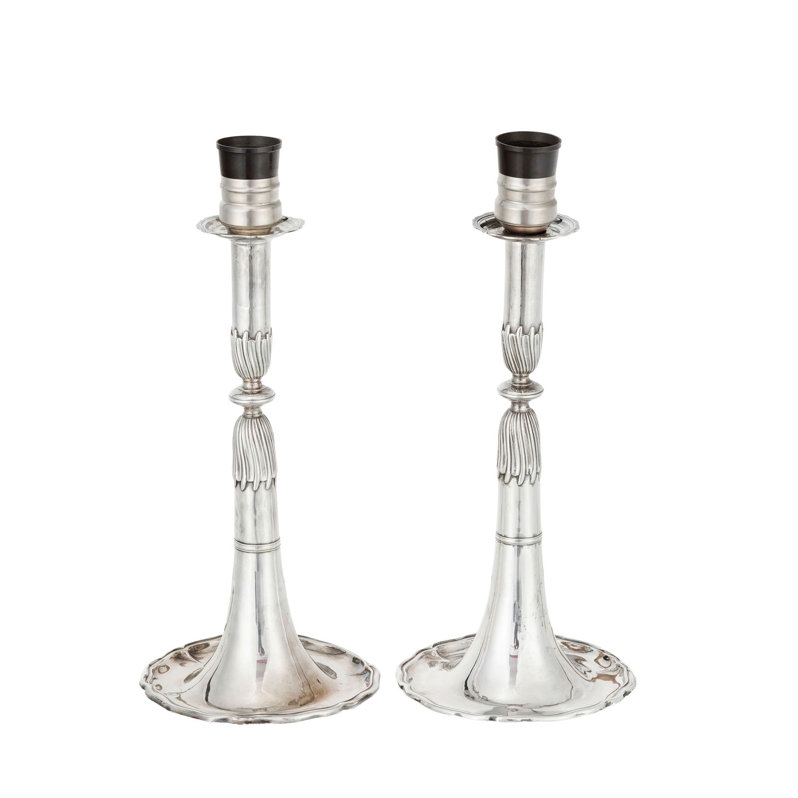 Paire de flambeaux trompette montés en lampe en argent, Lausanne, XVIIIe s., h. 30 cm: Paire de flambeaux trompette montés en lampe en argent, Lausanne, XVIIIe s., h. 30 cm Condition bon état général présence de légères microrayures dues à l'usag