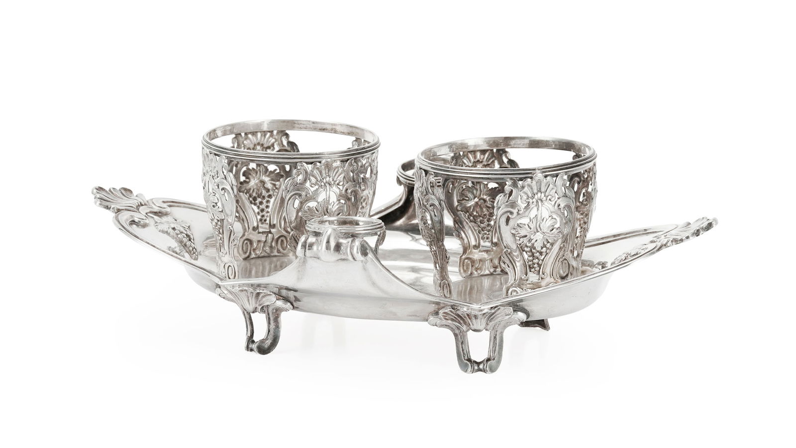 Monture d'huilier-vinaigrier en argent, Paris, XVIIIe s., à décor ajouré de grappes d: Monture d'huilier-vinaigrier en argent, Paris, XVIIIe s., à décor ajouré de grappes de raisins, long. 30 cm, 630g 