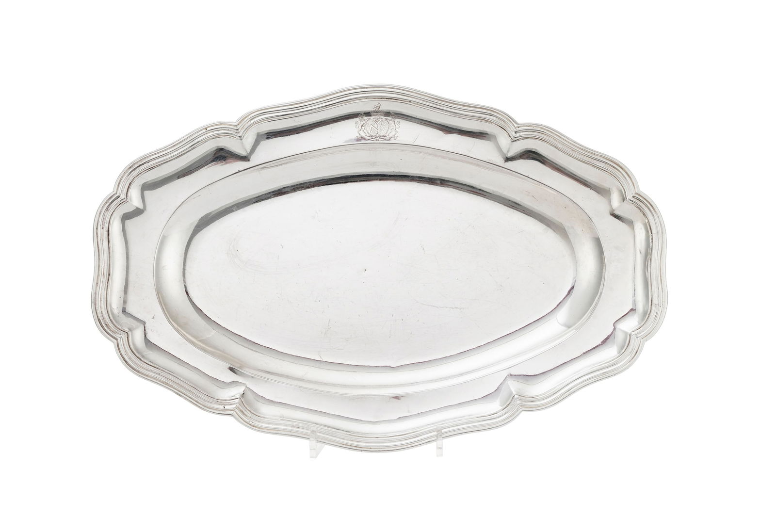 Plat ovale festonné en argent, France, XVIIIe s., gravé d'armoiries d'alliance, long. 44 c (1 of 2)
