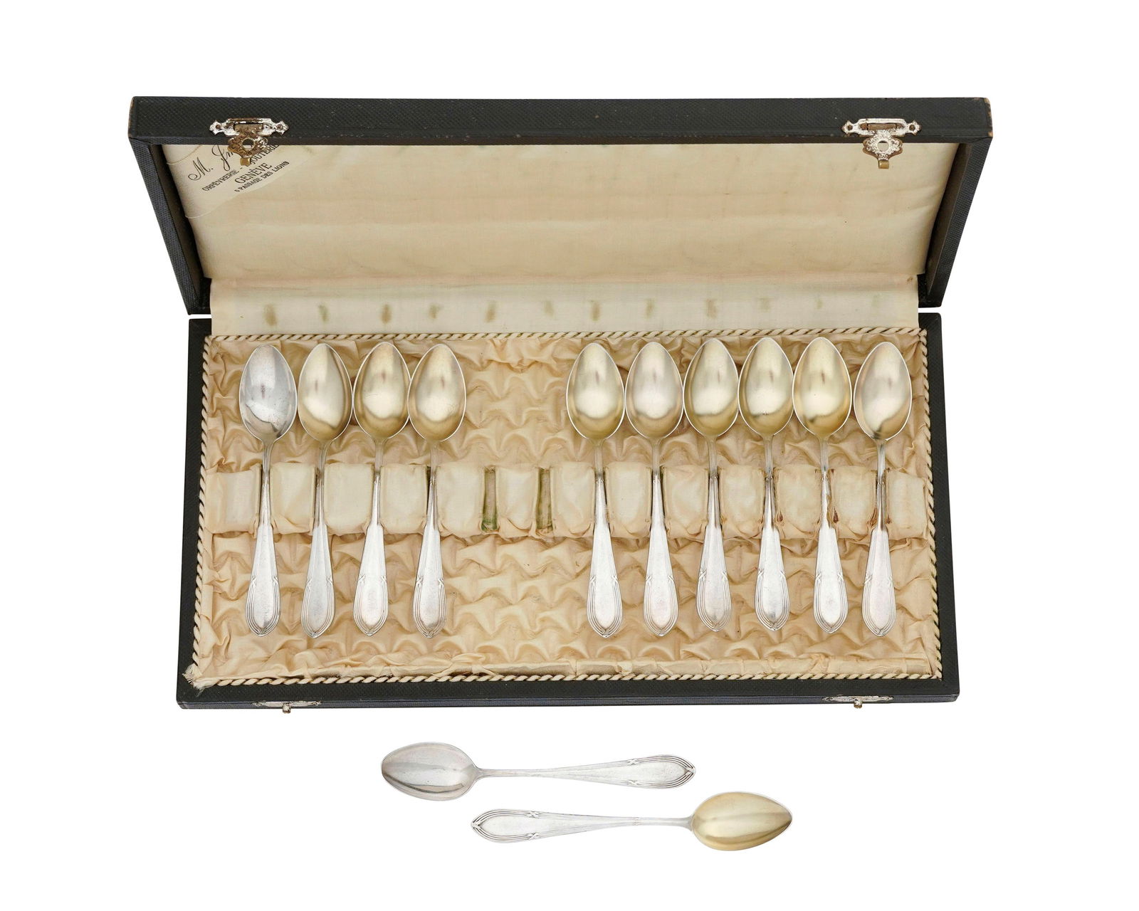 Suite de 12 cuillers à café en argent 800, Allemagne, XXe s., à décor de rubans : Suite de 12 cuillers à café en argent 800, Allemagne, XXe s., à décor de rubans croisés, long. 11 cm, 140g 