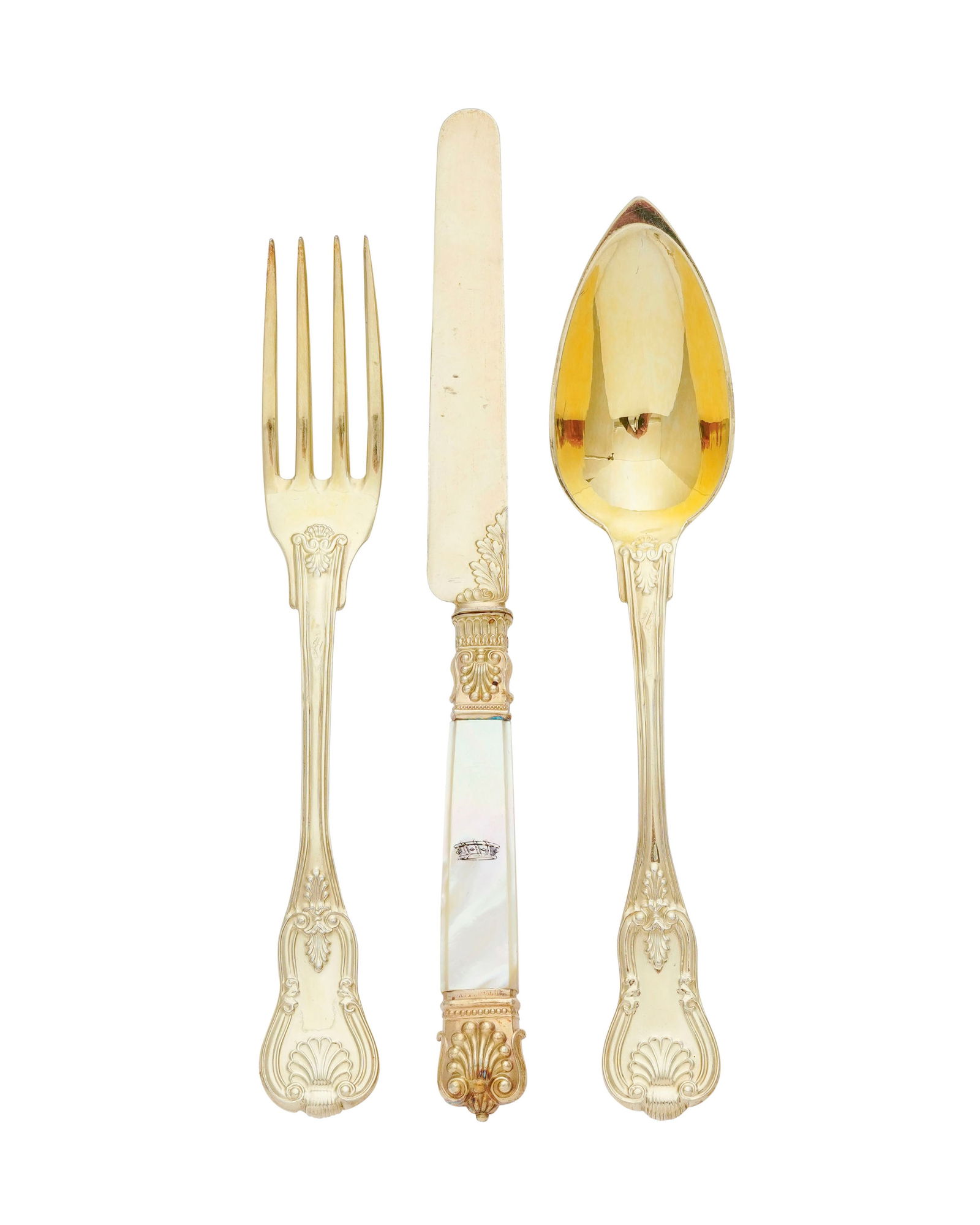 Ménagère à dessert en vermeil Vieillard 1er titre et Minerve 1er titre, par Pierre Qu: Ménagère à dessert en vermeil Vieillard 1er titre et Minerve 1er titre, par Pierre Queille et Cardeilhac, Paris, XIXe s., pour 18 personnes, gravée d'une couronne de baron, compren