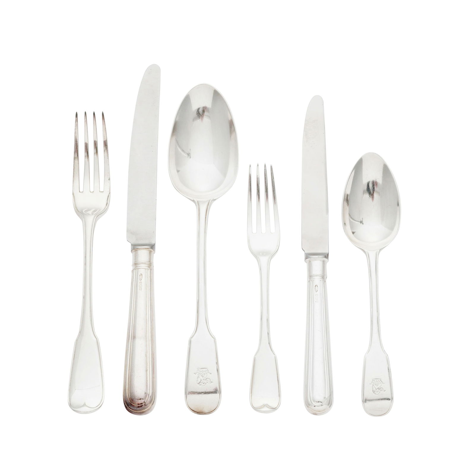 Ménagère en argent, par Chawner & Co (George William Adams), Sheffield, Londres, XIXe-XXe : Ménagère en argent, par Chawner & Co (George William Adams), Sheffield, Londres, XIXe-XXe s., gravée d'un éléphant héraldique (sauf couteaux), 2 modèles,