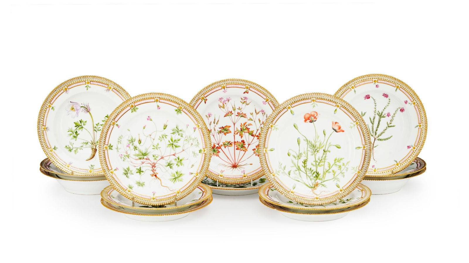Ensemble de 8 assiette à dîner et 6 assiettes creuses Flora Danica en porcelaine Royal Cop: Ensemble de 8 assiette à dîner et 6 assiettes creuses Flora Danica en porcelaine Royal Copengague, 1870-1890 et 1894-1900, diam. 24,5 et 25 cm Provenance: Astrid de Suède (1905-1935), R