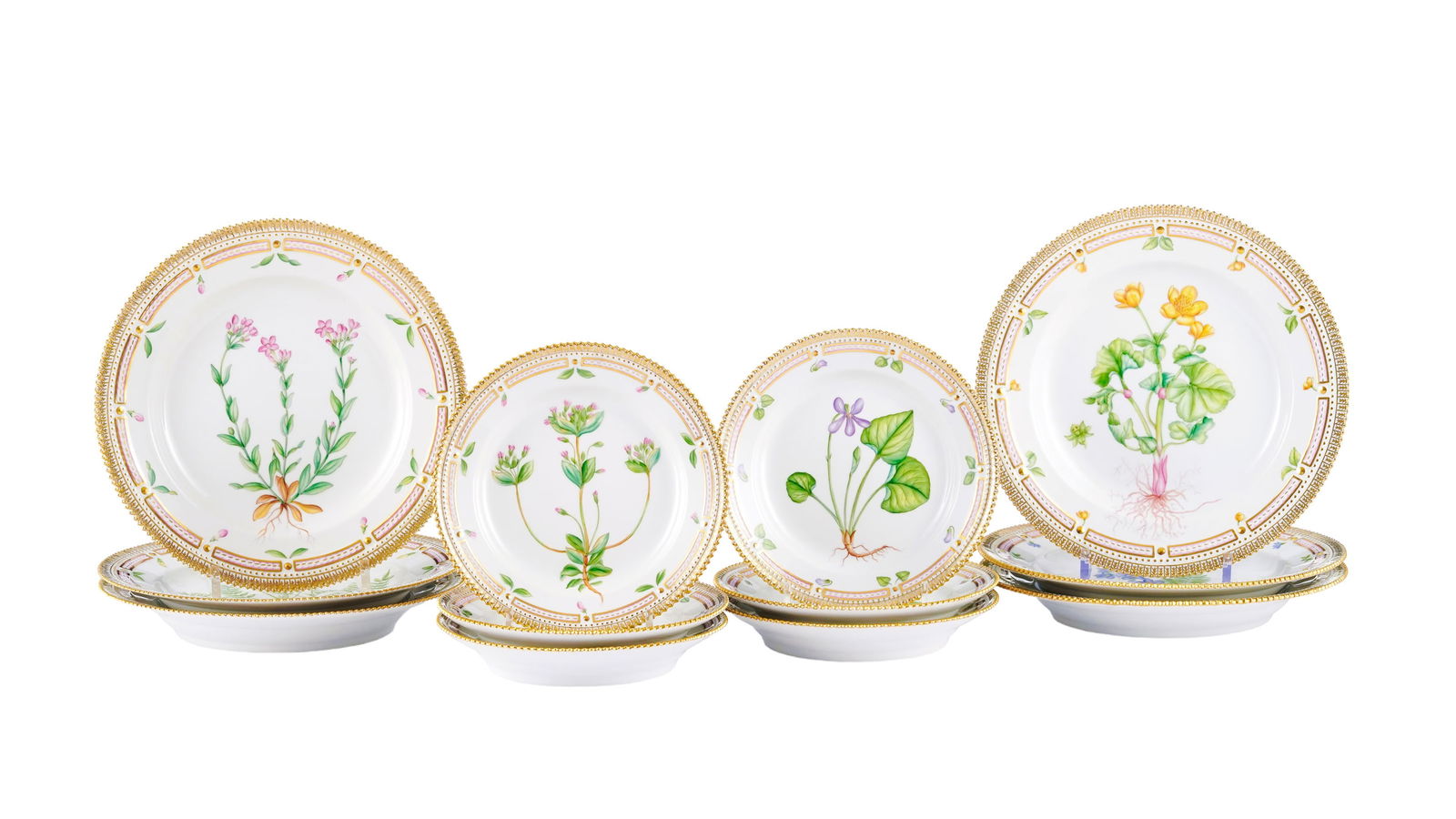 Ensemble de 6 assiettes à dessert et 6 assiettes à dîner Flora Danica en porcelaine R: Ensemble de 6 assiettes à dessert et 6 assiettes à dîner Flora Danica en porcelaine Royal Copenhague, 1992-1997, n°621 et 624, diam. 19,5 et 25,5 cm Provenance royale, resté d