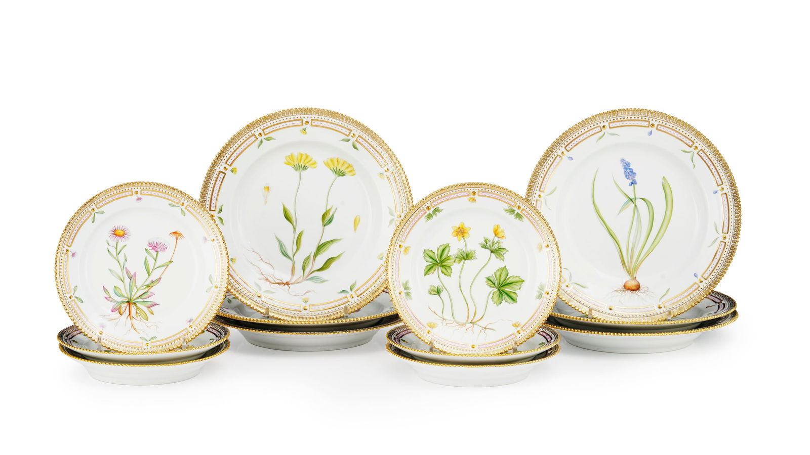 Ensemble de 6 assiettes à dessert et 6 assiettes à dîner Flora Danica en porcelaine R: Ensemble de 6 assiettes à dessert et 6 assiettes à dîner Flora Danica en porcelaine Royal Copenhague, 1992-1997, n°621 et 624, diam. 19,5 et 25,5 cm Provenance royale, resté d