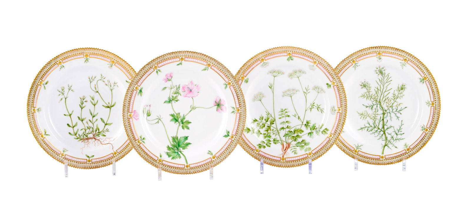 Suite de 4 assiettes à dîner Flora Danica en porcelaine Royal Copenhague, 1894-1900, cache: Suite de 4 assiettes à dîner Flora Danica en porcelaine Royal Copenhague, 1894-1900, cachet vert et vagues en bleu sous couverte, diam. 24,9 cm Provenance: Astrid de Suède (1905