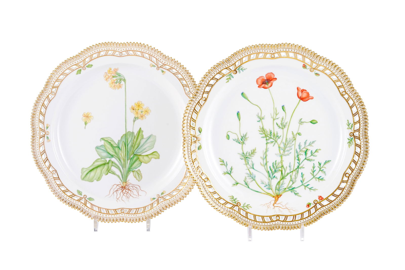 Ensemble de 2 plats ronds polylobés Flora Danica en porcelaine Royal Copenhague, 1992-1999, Pap: Ensemble de 2 plats ronds polylobés Flora Danica en porcelaine Royal Copenhague, 1992-1999, Papaver Argemone L. et Primula elatior., n° 384, diam. 35,5 cm Provenance royale, resté