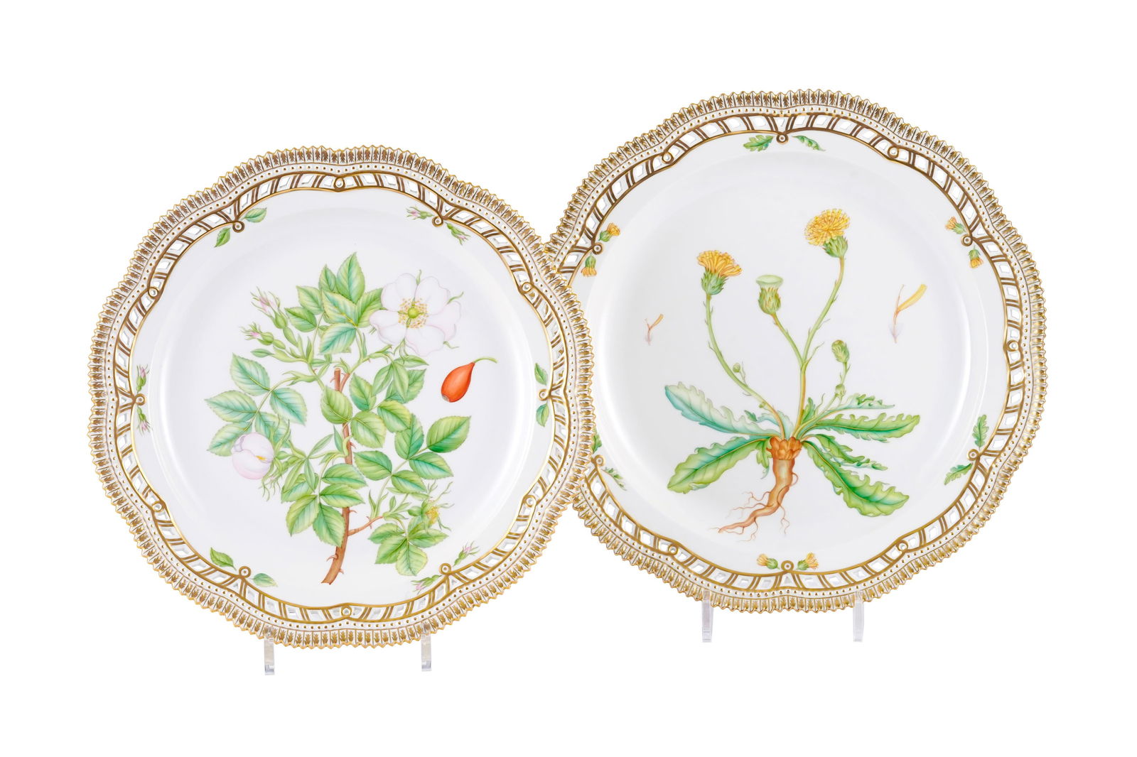 Ensemble de 2 plats ronds polylobés Flora Danica en porcelaine Royal Copenhague, 1992-1999, Ros: Ensemble de 2 plats ronds polylobés Flora Danica en porcelaine Royal Copenhague, 1992-1999, Rosa alba Vahl. et Leontodon hirtum Müll, n° 383 et 384, diam. 33,5 et 35,5 cm Provenance