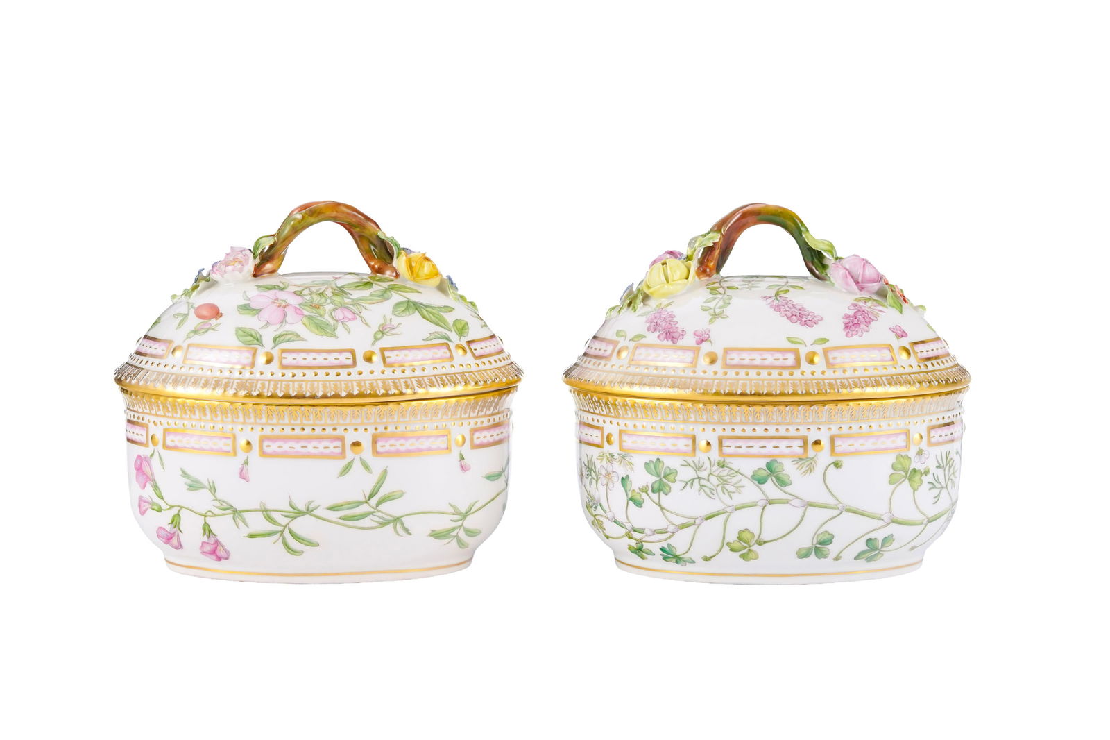 Ensemble de 2 sucriers couverts Flora Danica en porcelaine Royal Copenhague, 1985-1991 et 1992-1999,: Ensemble de 2 sucriers couverts Flora Danica en porcelaine Royal Copenhague, 1985-1991 et 1992-1999, Orobus tuberosus L., Rosa Inodora Fries, Thymus Chamaedrys Fr. et Ranunculus tripartitus Horn., n&#