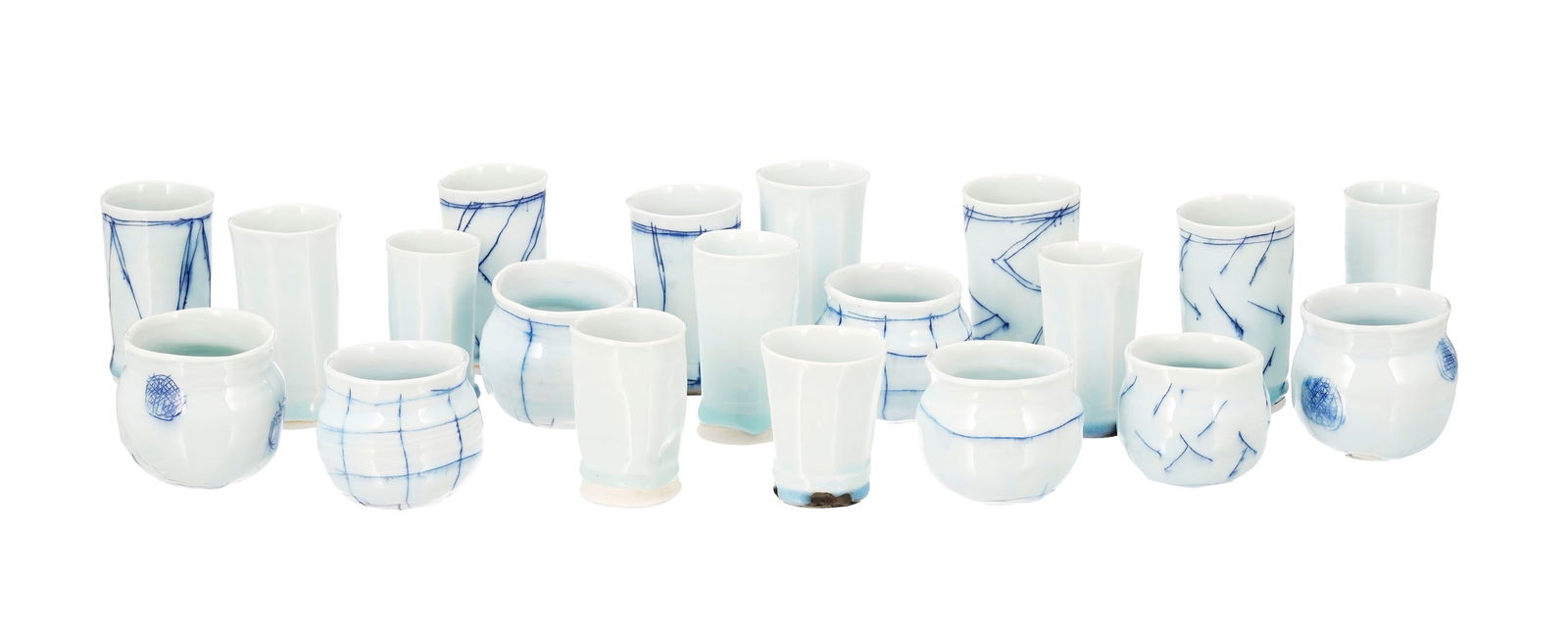 Ensemble de 20 bols à thé et gobelets à café d'inspiration extrême-oriental: Ensemble de 20 bols à thé et gobelets à café d'inspiration extrême-orientale en porcelaine émaillée à glaçure bleue pâle céladon, XXIe s., de for