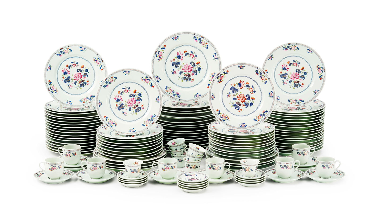 Partie de service à dîner en porcelaine de Limoges, manufacture Raynaud, modèle Puifo: Partie de service à dîner en porcelaine de Limoges, manufacture Raynaud, modèle Puiforcat, comprenant 94 pièces: 26 assiettes à dîner, 54 assiettes à entremets, 8 ta