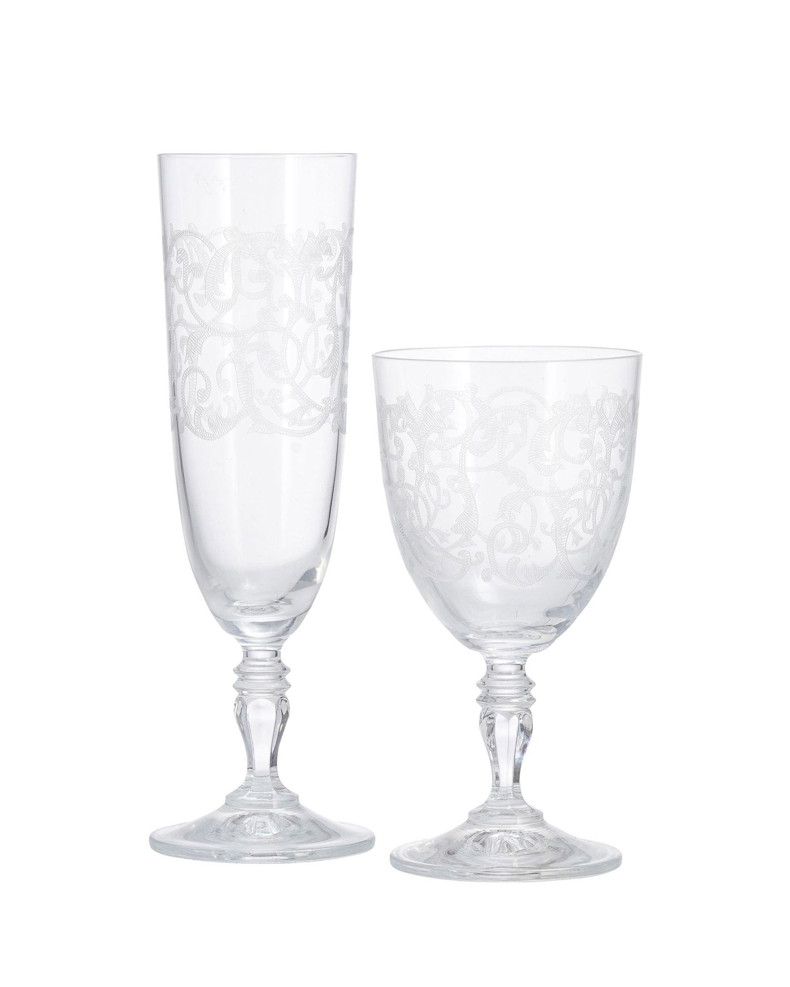 Partie de service de verres en verre, XXe s., à décor gravé de feuillage, comprenant : Partie de service de verres en verre, XXe s., à décor gravé de feuillage, comprenant 36 pièces: 20 flûtes à champagne et 16 verres à vin, h. 14,5 et 20 cm 