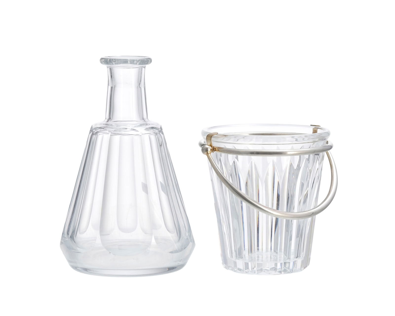 Ensemble d'1 carafe et 1 seau à glaçons en cristal Baccarat, 2 modèles, sans bouchon,: Ensemble d'1 carafe et 1 seau à glaçons en cristal Baccarat, 2 modèles, sans bouchon, h. 13 et 19 cm Condition traces blanches au fond de la carafe