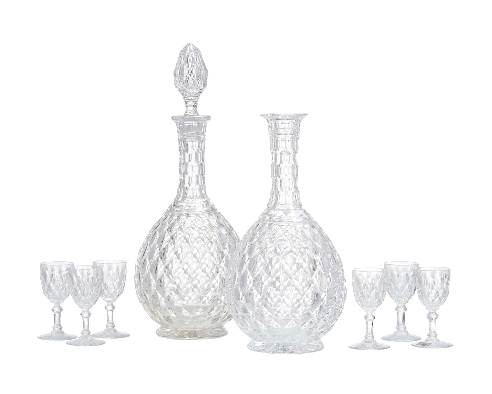 Ensemble de 2 carafes et 6 verres à digestif en cristal Baccarat, modèle Juvisy, manque 1 : Ensemble de 2 carafes et 6 verres à digestif en cristal Baccarat, modèle Juvisy, manque 1 bouchon, h. de 8,5 à 32,5 cm 