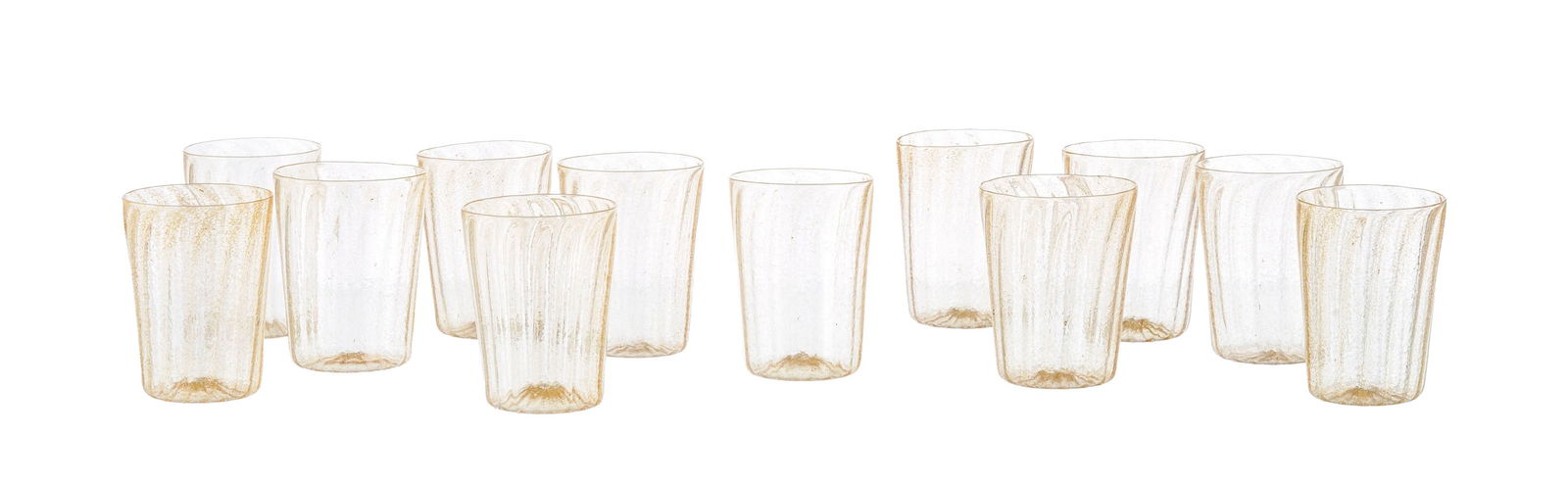 Suite de 8 gobelets à côtes en verre de Murano soufflé, XXe s., inclusion paillons or: Suite de 8 gobelets à côtes en verre de Murano soufflé, XXe s., inclusion paillons or, h. 10 cm Provenance: Château de Bellerive, Collonges-Bellerive, Genève 