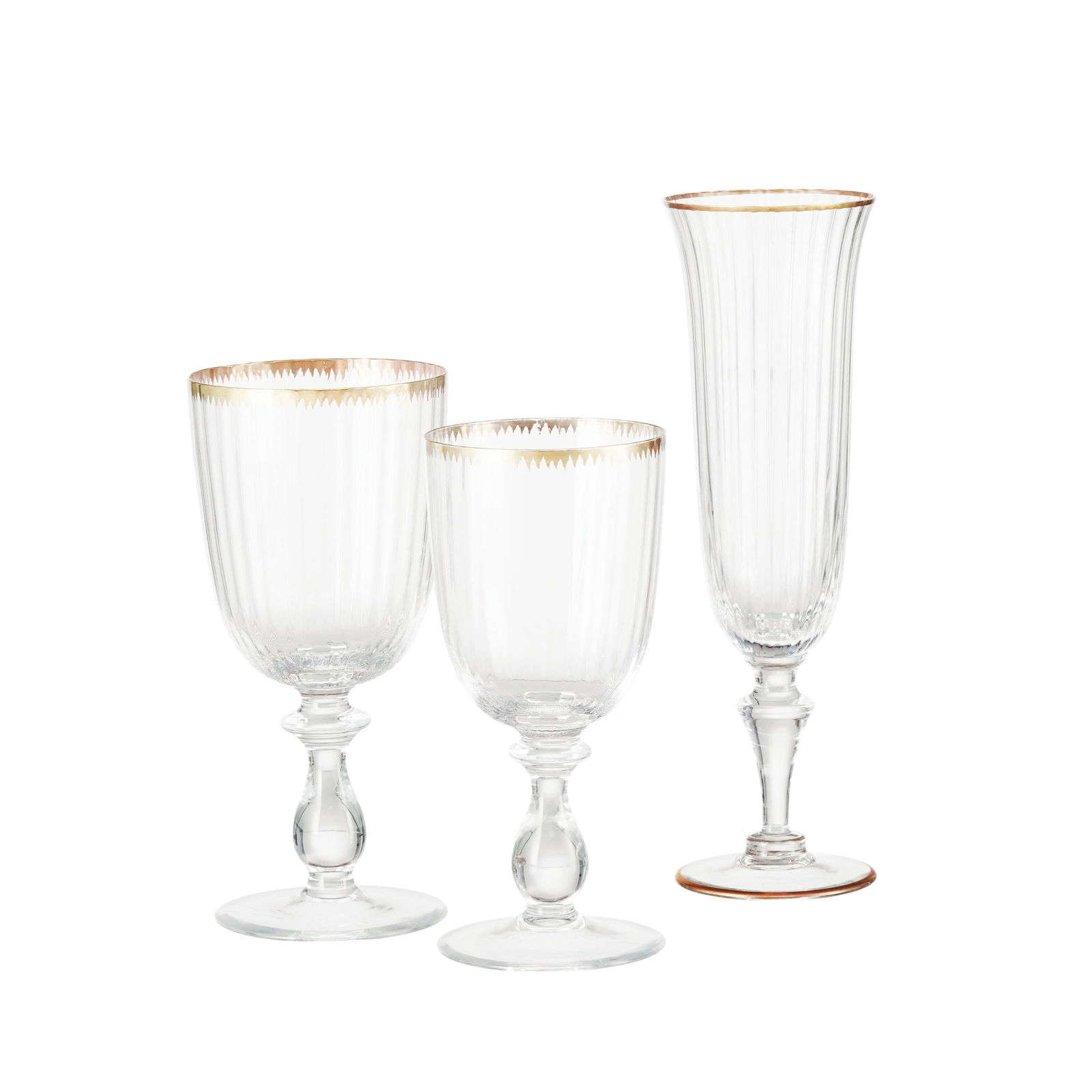 Ensemble de 40 flûtes à champagne en cristal de Murano, XXe s., à décor de c: Ensemble de 40 flûtes à champagne en cristal de Murano, XXe s., à décor de côtes et liserés dorés. On joint 14 verres à vin rouge et 6 verres à vin blanc