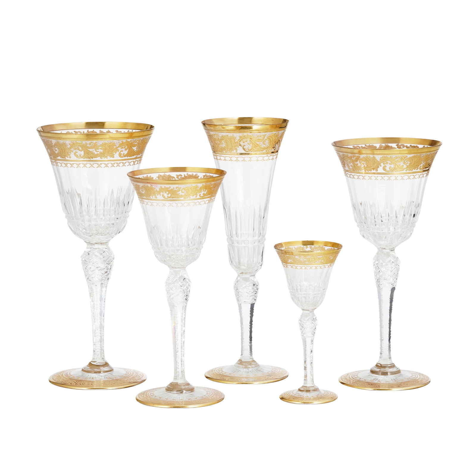 Service de verres en cristal Saint-Louis, modèle Stella Gold, comprenant 50 pièces: 12 fl&: Service de verres en cristal Saint-Louis, modèle Stella Gold, comprenant 50 pièces: 12 flûtes à champagne, 13 verres à eau, 11 verres à vin rouge, 4 verres à vin