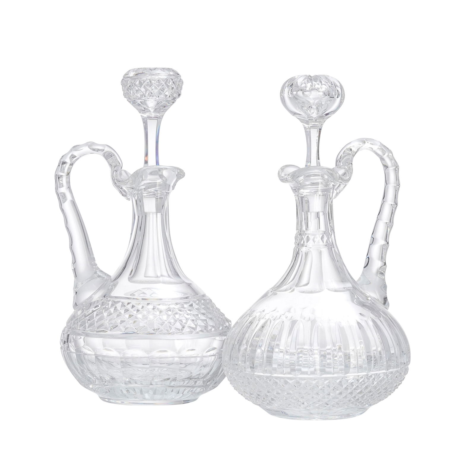 Ensemble de 2 brocs en cristal Saint-Louis, modèles Trianon et Tommy, h. 25,5 et 26,5cm: Ensemble de 2 brocs en cristal Saint-Louis, modèles Trianon et Tommy, h. 25,5 et 26,5cm 