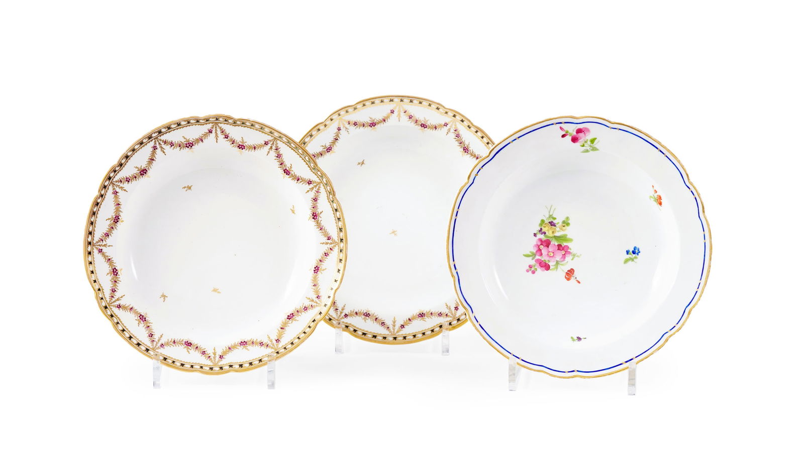 Ensemble de 3 assiettes en porcelaine de Nyon, période Dortu, à décor "napolitain" et: Ensemble de 3 assiettes en porcelaine de Nyon, période Dortu, à décor "napolitain" et floral, diam. 23,5 cm