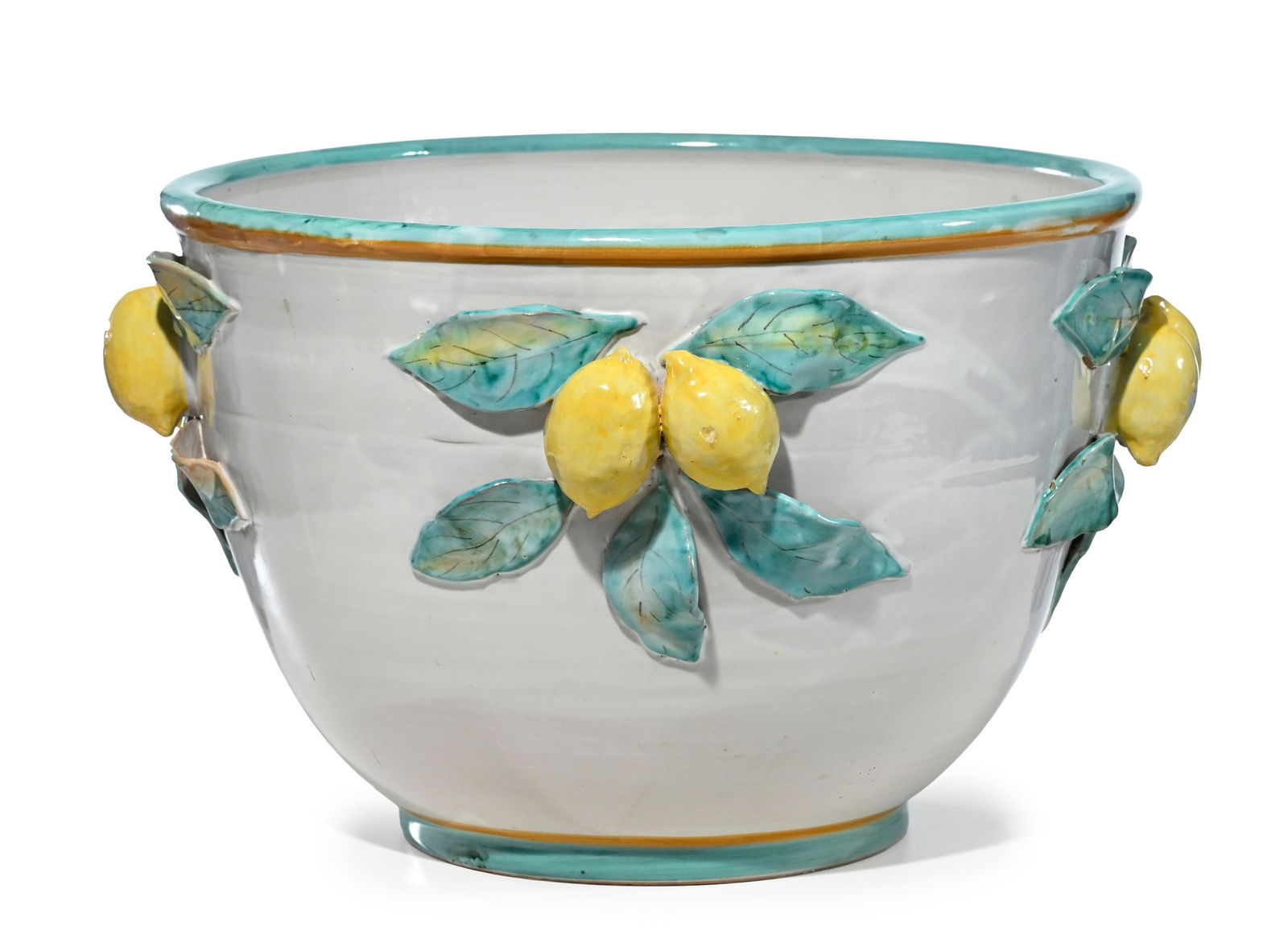 Grand cache-pot en céramique émaillée, Italie, XXe s., à décor de citrons, : Grand cache-pot en céramique émaillée, Italie, XXe s., à décor de citrons, signé sous la base, h. 35 cm, diam. 50,5 cm 