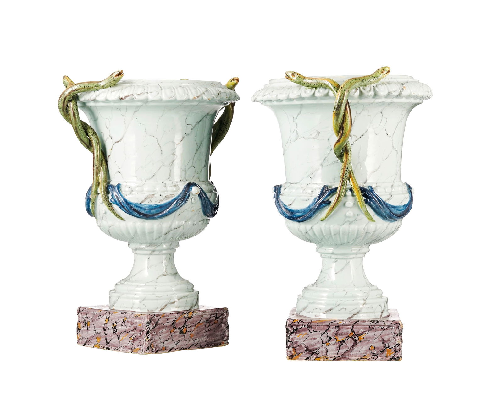 Paire de vases urnes sur piédouche en céramique, XXe s., effet marbre et anses serpents, h (1 of 3)