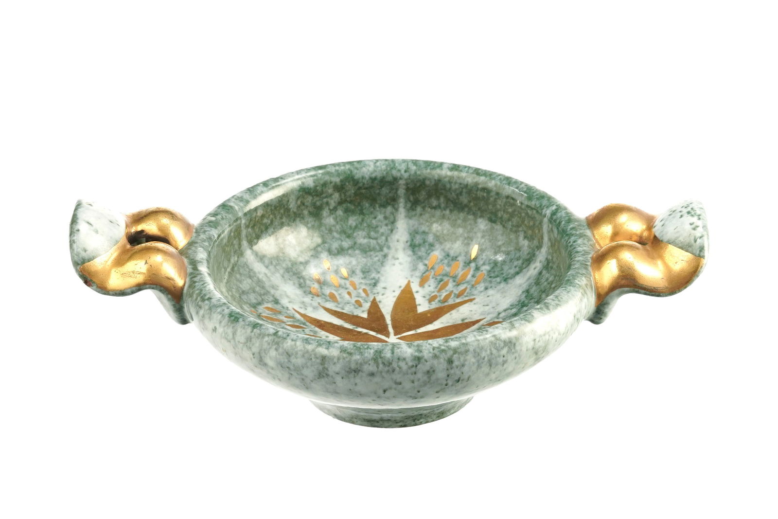 Coupe à anses en céramique à glaçure verte mouchetée, par Marcel Noverraz (: Coupe à anses en céramique à glaçure verte mouchetée, par Marcel Noverraz (1899-1972), à décor feuillagé stylisé or, diam. 17 cm, h. 6,5 cm 