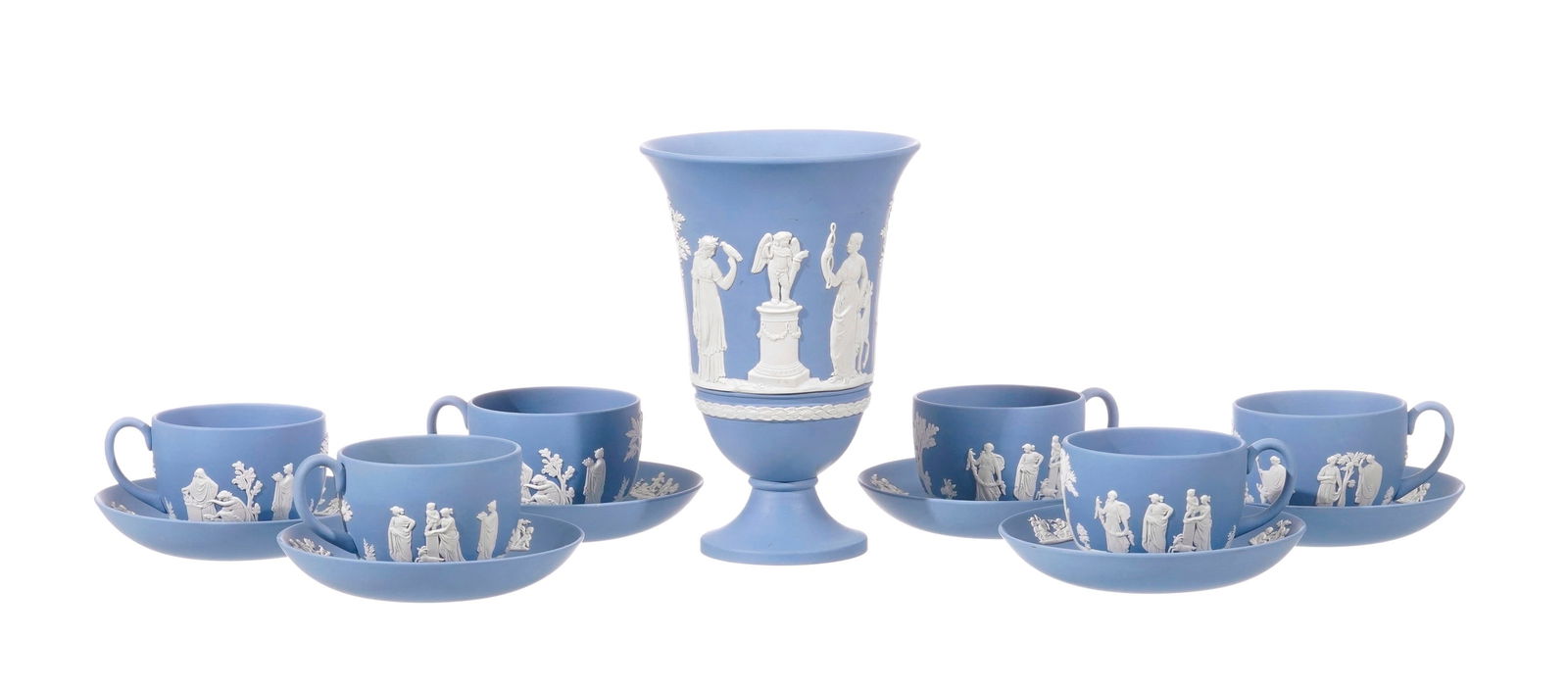 Ensemble de 6 tasses et soucoupes et 1 vase en biscuit bleu de Wedgwood, XXe s., à décor b: Ensemble de 6 tasses et soucoupes et 1 vase en biscuit bleu de Wedgwood, XXe s., à décor blanc à l'antique, h. 19,5 cm 