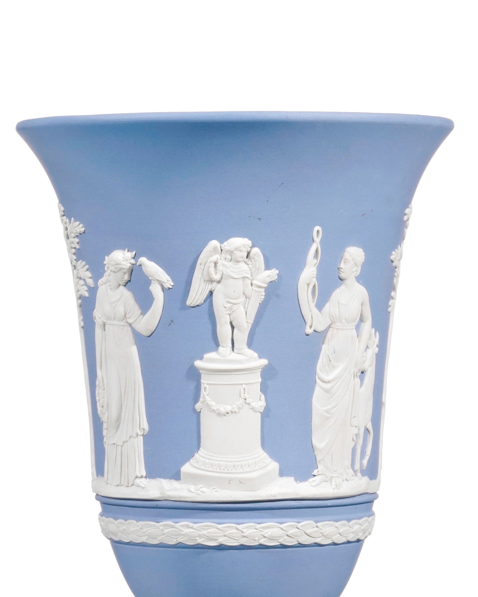 Ensemble de 6 tasses et soucoupes et 1 vase en biscuit bleu de Wedgwood, XXe s., à décor b - 5