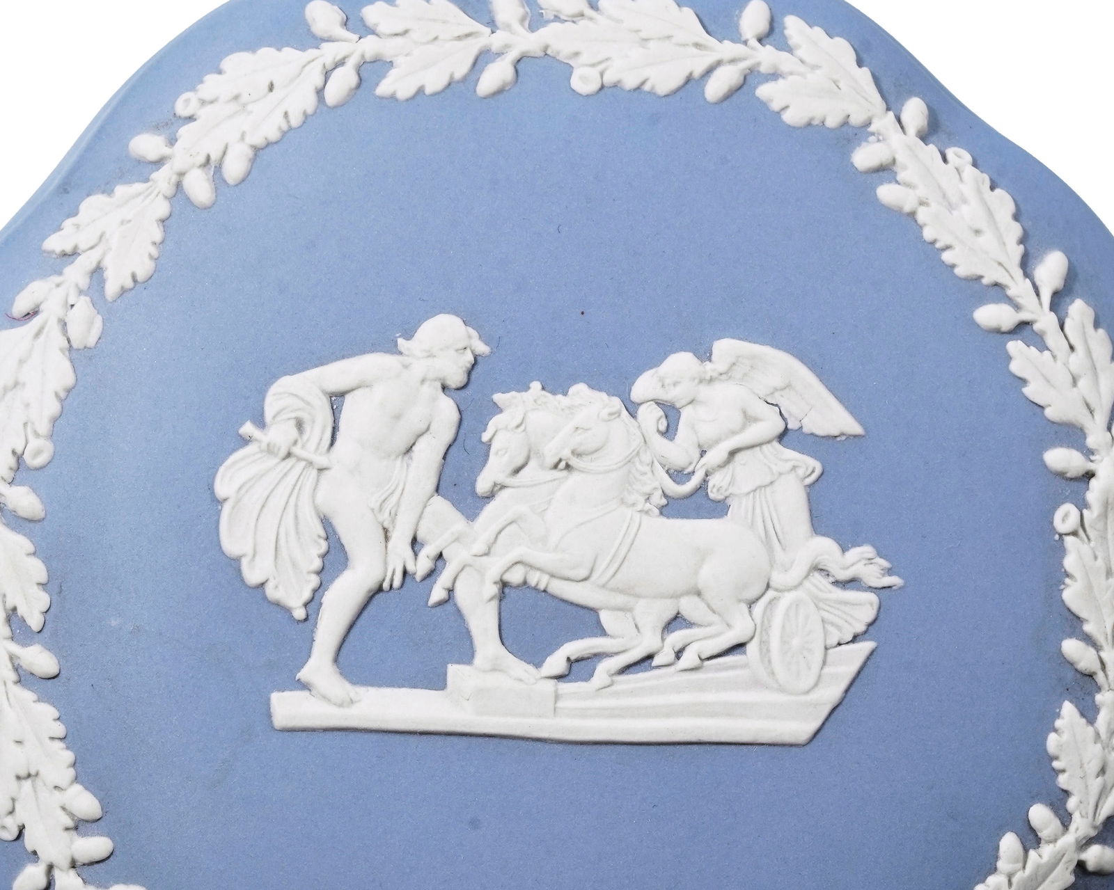 Ensemble de 3 pièces en biscuit bleu de Wedgwood, à décor blanc à l'antique, com - 5